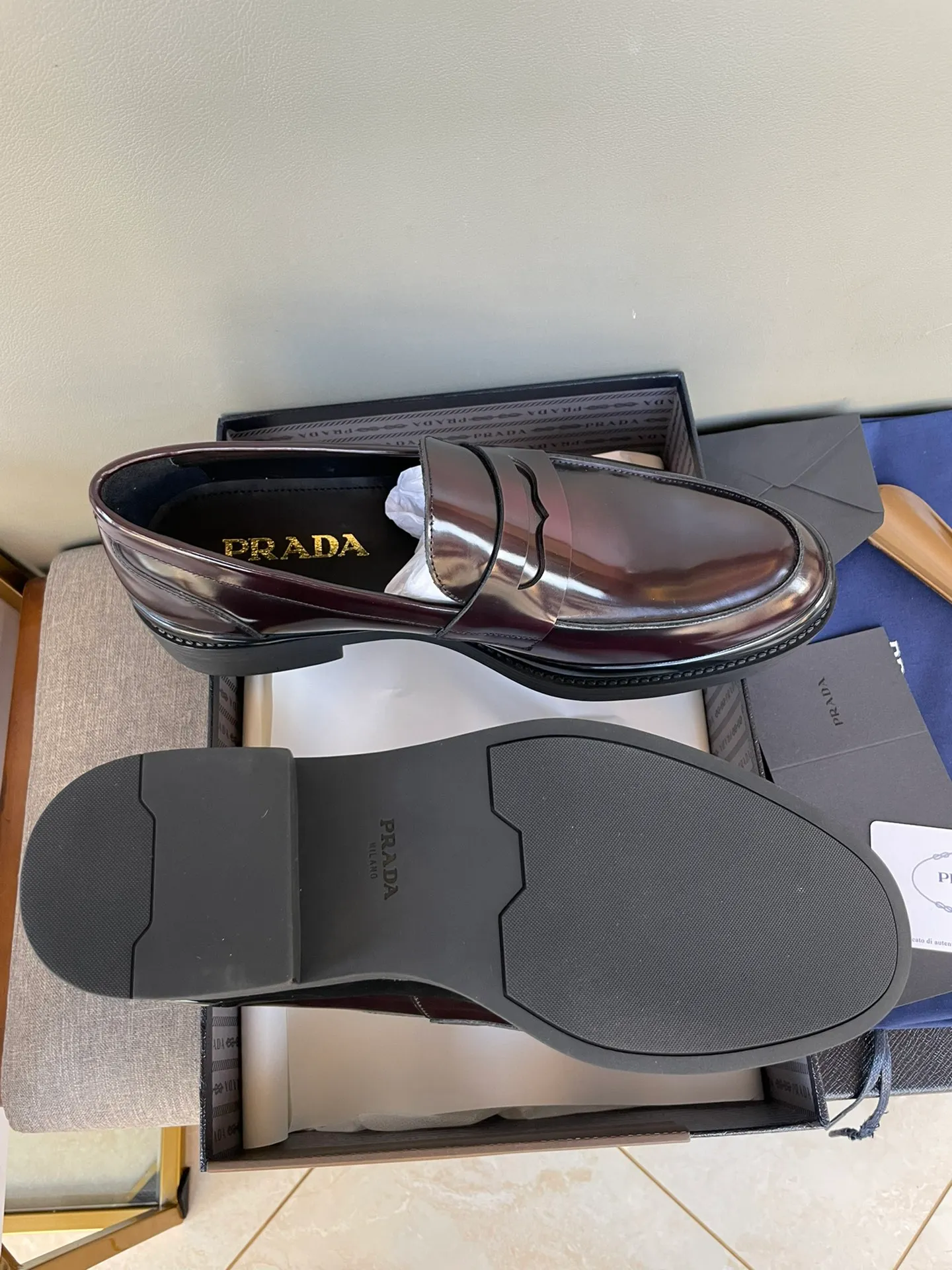 Men's shoes 💰860 💰Best recommendation✨PRADA Prada top purchasing quality imported upper with color-brushed edge beads carved toe design cowhide lining private molded TPU outsole non-slip, wear-resistant and elastic fashionable and versatile burgundy black blue 39-44 in stock (38, 45 customized for replacement, return and exchange)